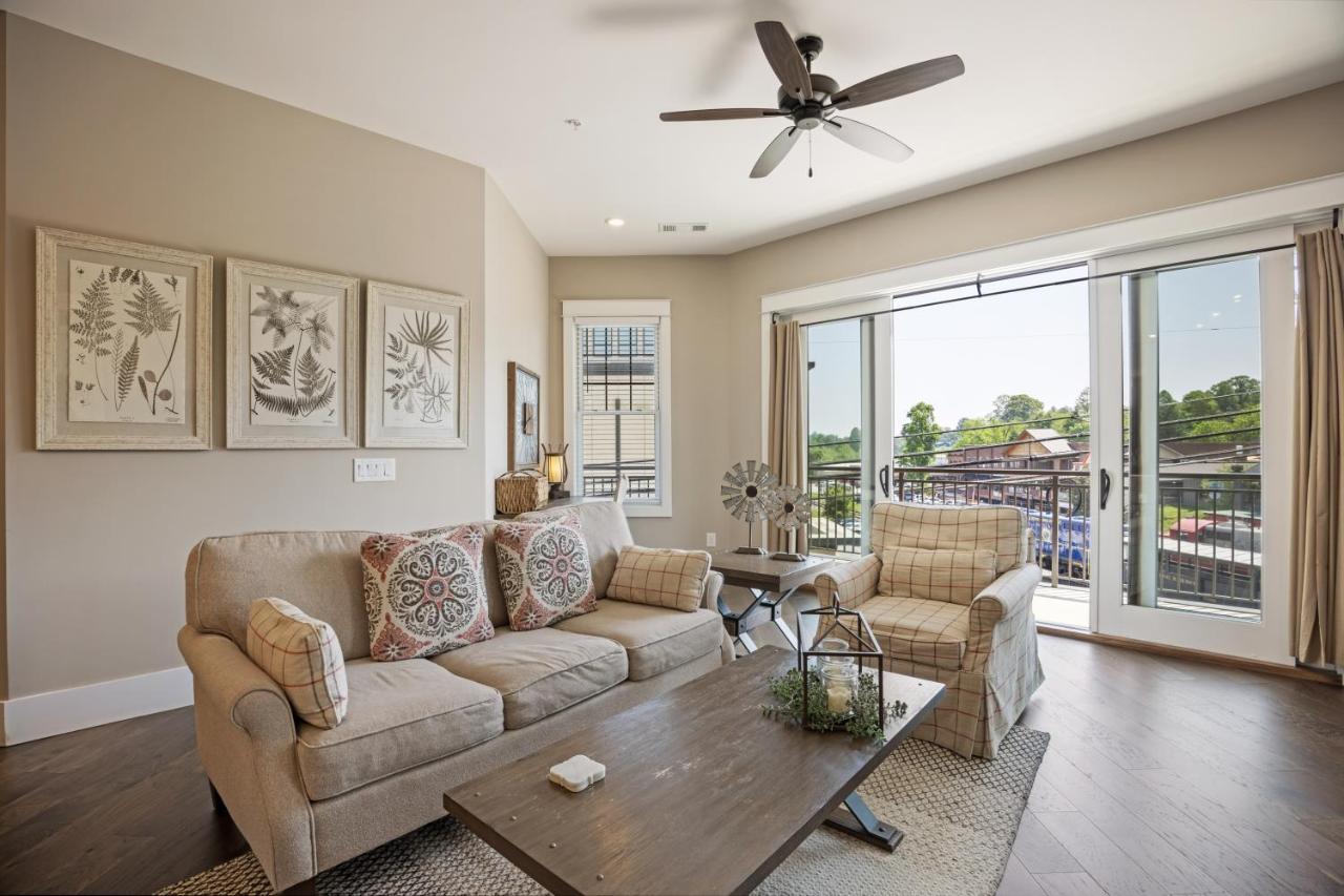 Beautiful Downtown Condo - Balcony - Amazing City Views - Loaded Kitchen - Stainless Steel Appliances - Board Games & More Blue Ridge Exterior foto