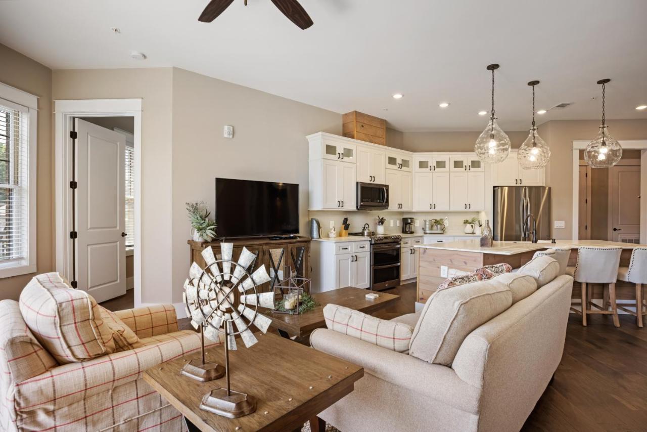 Beautiful Downtown Condo - Balcony - Amazing City Views - Loaded Kitchen - Stainless Steel Appliances - Board Games & More Blue Ridge Exterior foto