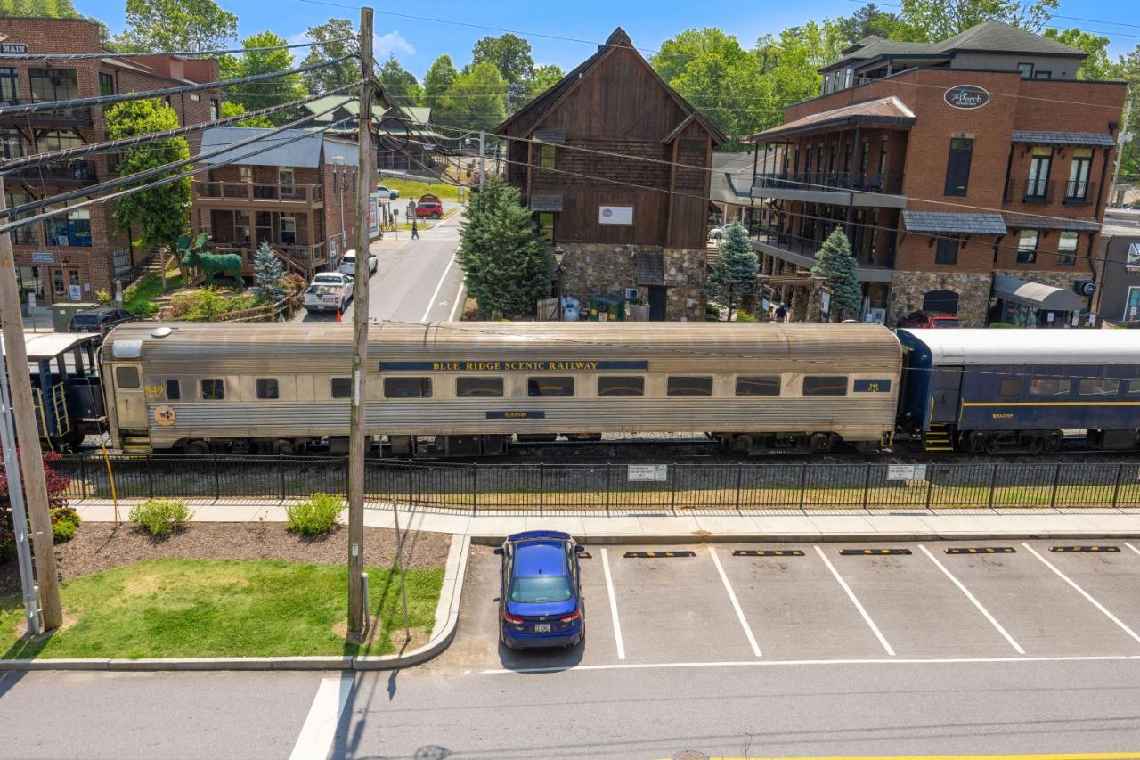 Beautiful Downtown Condo - Balcony - Amazing City Views - Loaded Kitchen - Stainless Steel Appliances - Board Games & More Blue Ridge Exterior foto